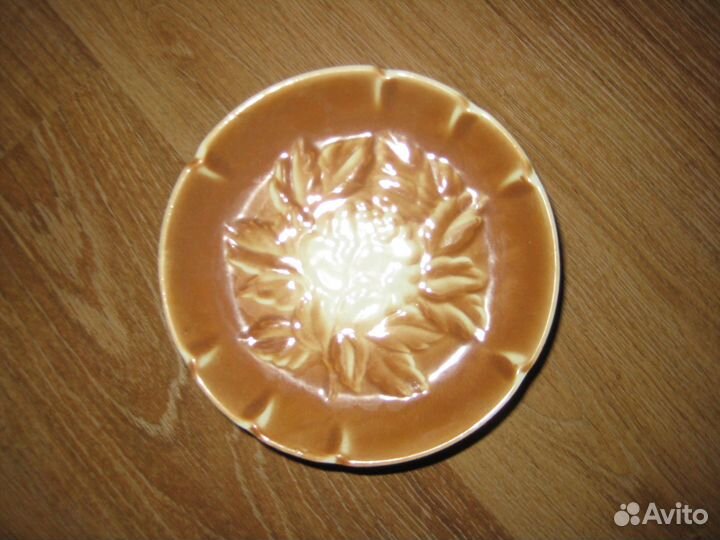 Керамическая ваза и тарелки