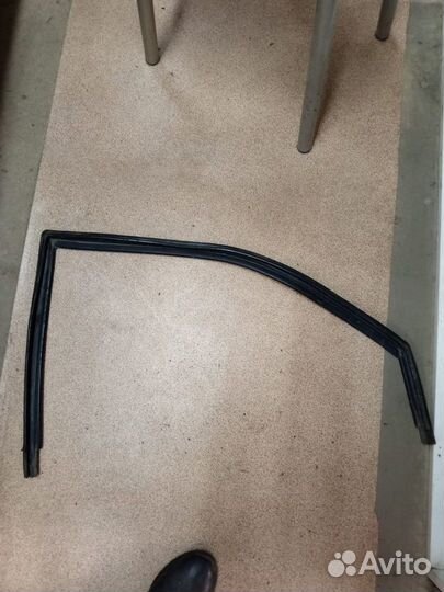 Уплотнитель стекла бок передней двери L 2110-12