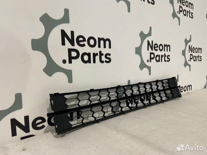 Решетка в бампер нижняя Skoda Rapid 2012-2017