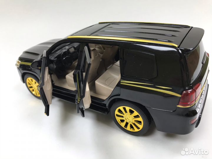 Машинка Toyota Land Cruiser 1:24 золотой