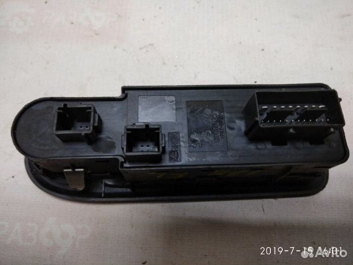 Блок управления стеклоподъёмниками Peugeot 408