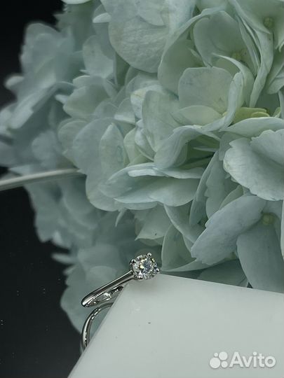 Золотое кольцо с бриллиантом