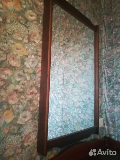 Зеркало в деревянной раме