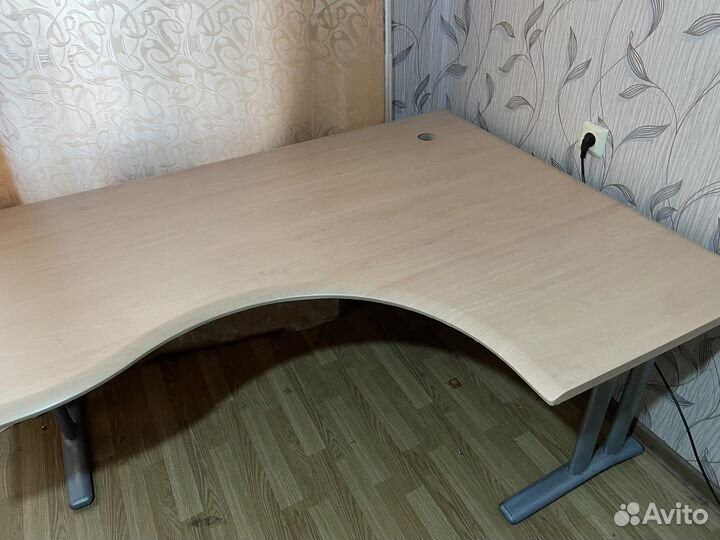 Угловой стол