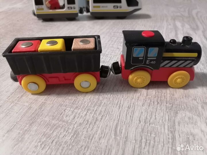 Поезда на батарейках для деревянн. железной дороги