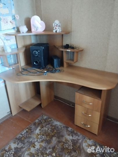 Продам компьютерный стол б/у