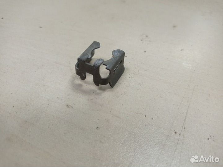 Крепеж форсунки Renault Logan 2 L8 H4M438. 1.6