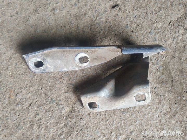 Петля капота передняя правая Лада Гранта седан