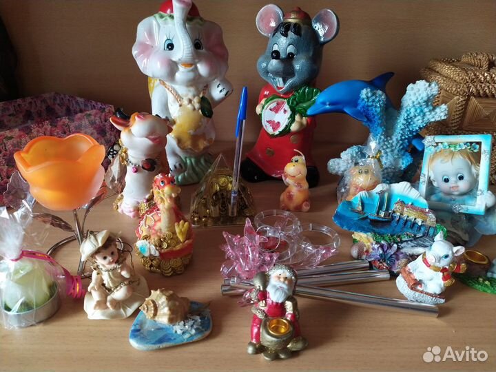 Разные предметы быта(современные) сувениры,статуэт