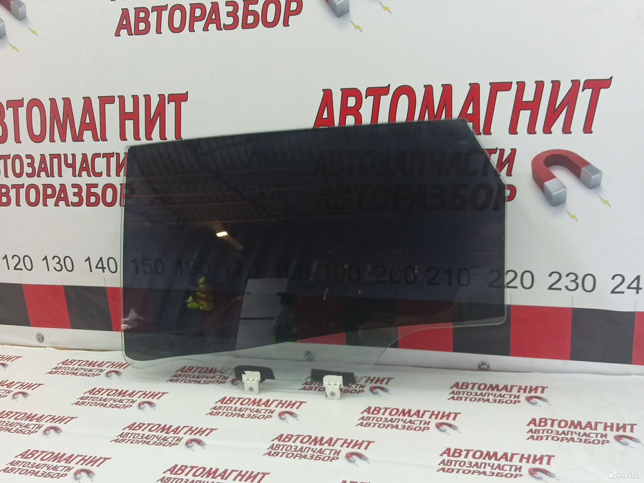 Стекло заднее левое Джили Кулрей SX11