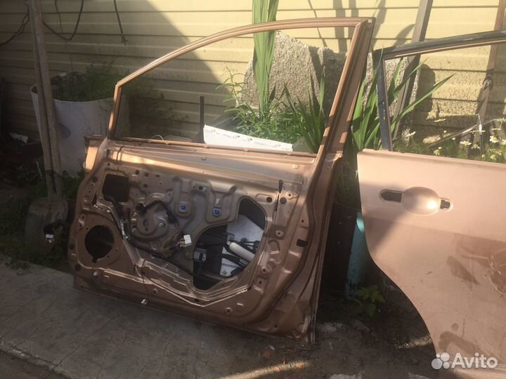 Nissan Tiida 2009 г/ хэтчбек двери