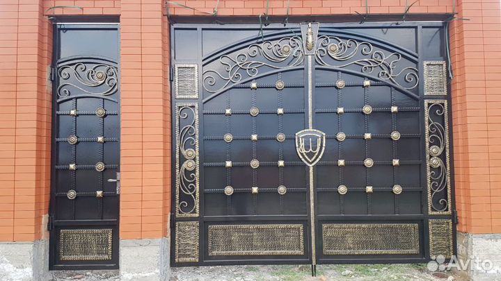 Ворота с элементами ковки из качественного металла