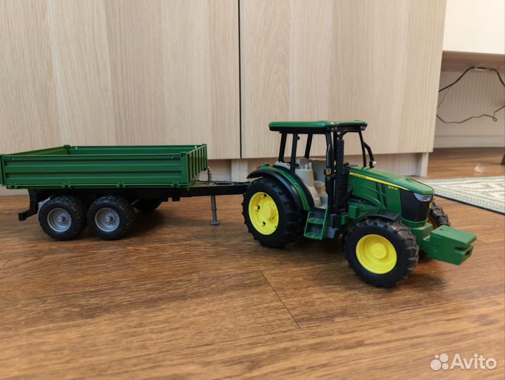 Трактор John Deere 5115M с прицепом Bruder