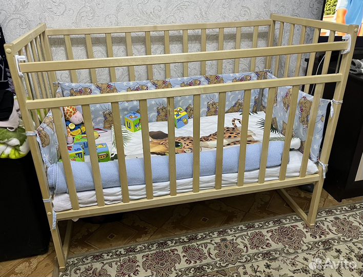 Детская кроватка с маятником