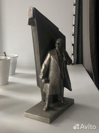 Статуэтка бюст Ленин под знаменем