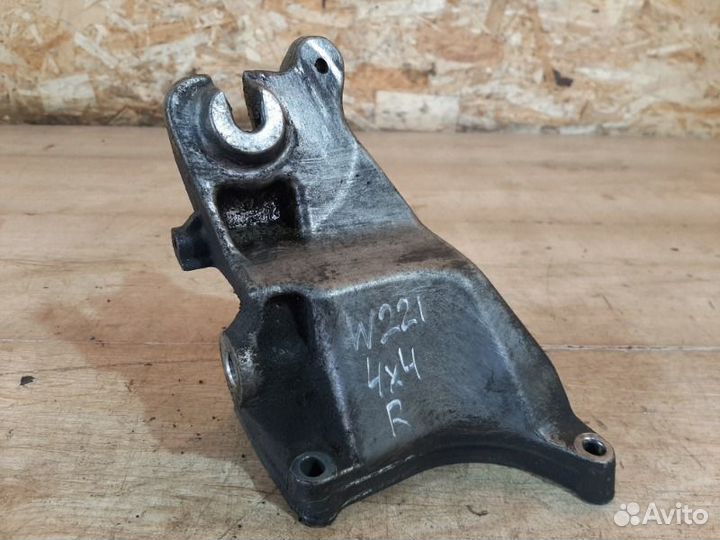 Кронштейн опоры двигателя правый Mercedes-Benz