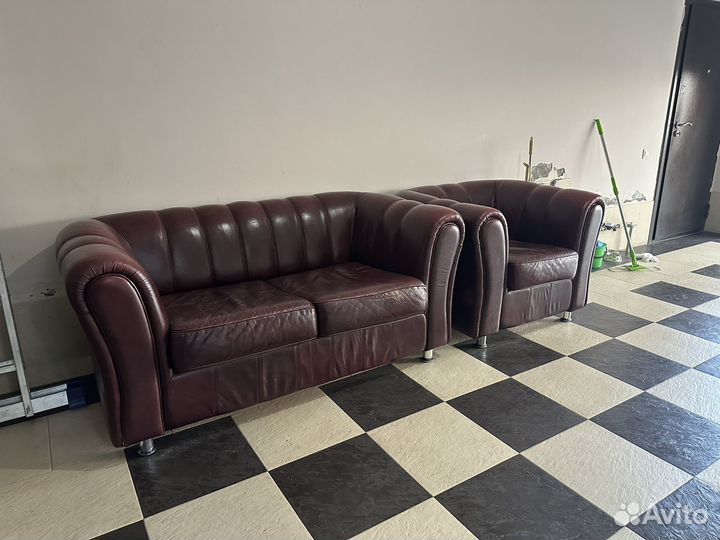 Кожаный диван с креслам