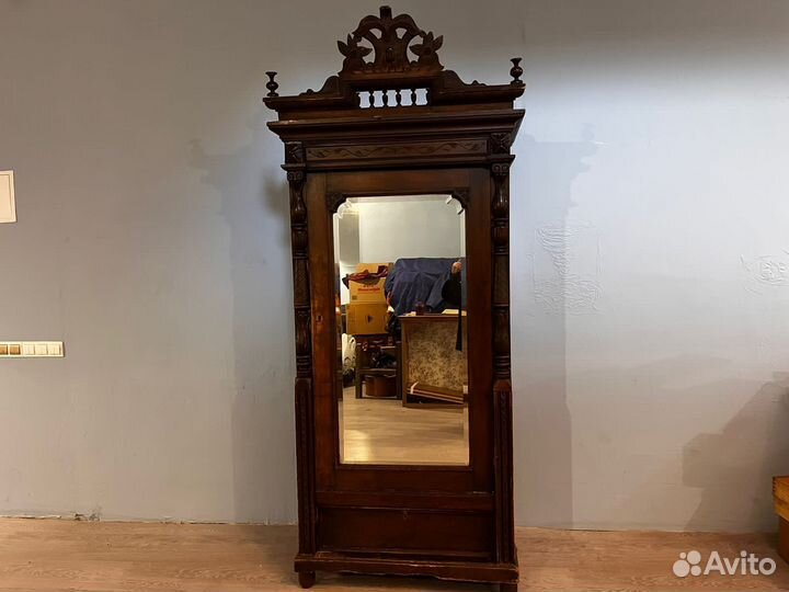 Старинный шкаф