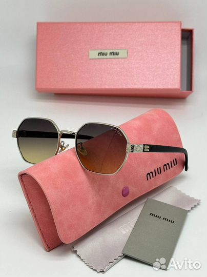 Солнцезащитные очки Miu Miu