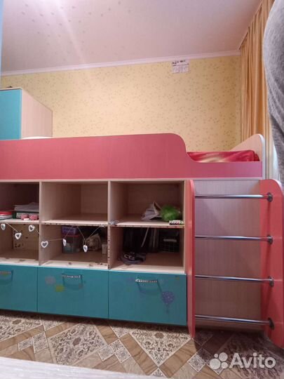 Детская кроватка+ полки + шкаф