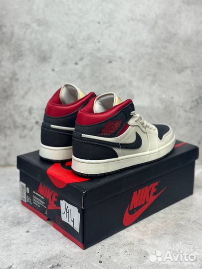 Кроссовки Nike Air Jordan 1