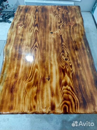 Стол из натурального дерева