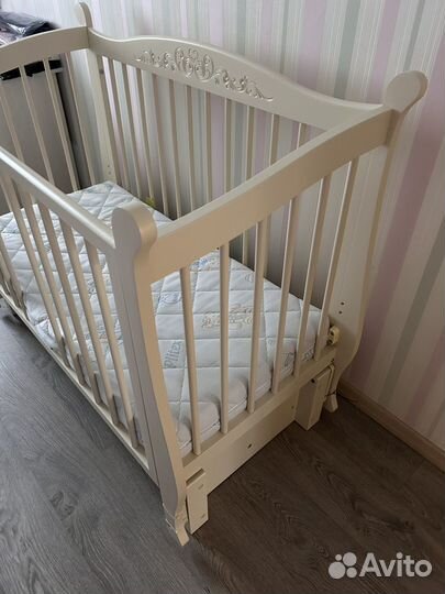 Детская кроватка с маятником и ящиком