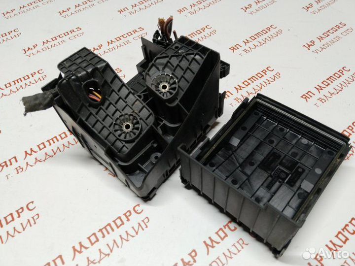 Блок предохранителей под капот Volkswagen Tiguan