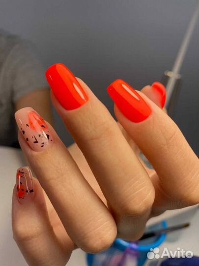 Модель на маникюр и педикюр, и на наращивание