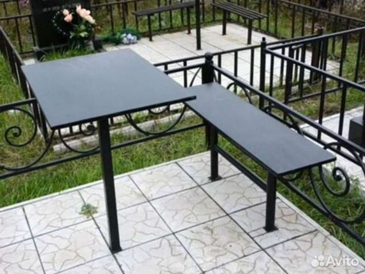 Столы лавки на кладбище