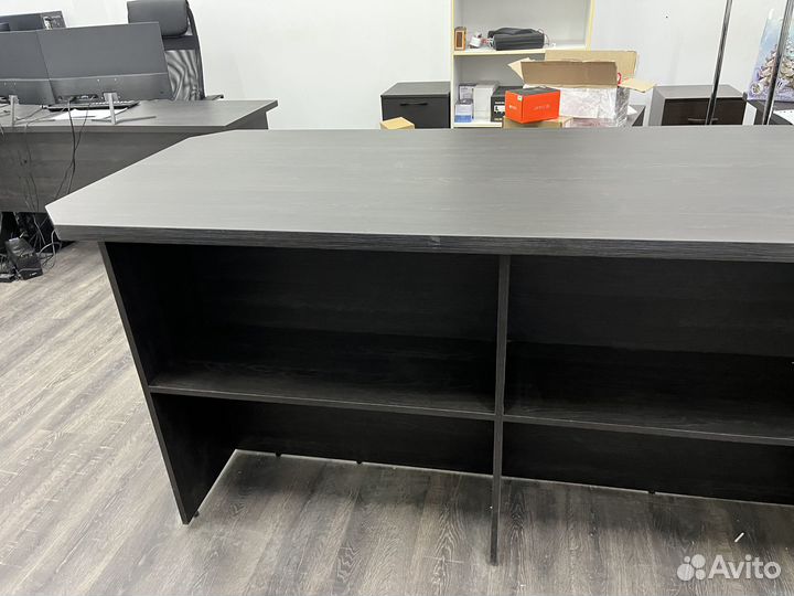 Большой переговорный стол со стеллажными полками