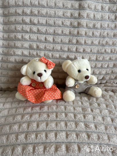 Два маленьких мишки, на лапках клей