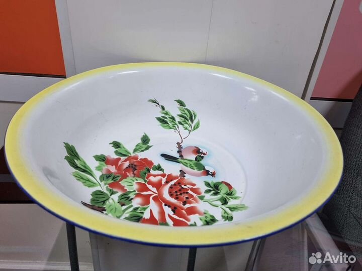 Эмалированный таз с рисунком 50-х годов времен