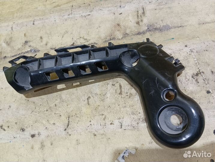 Направляющая переднего бампера Toyota Corolla E21