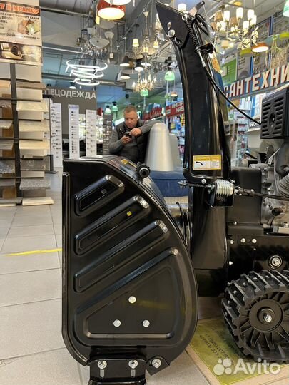 Гусеничный снегоуборщик Honda ST18le 18HP