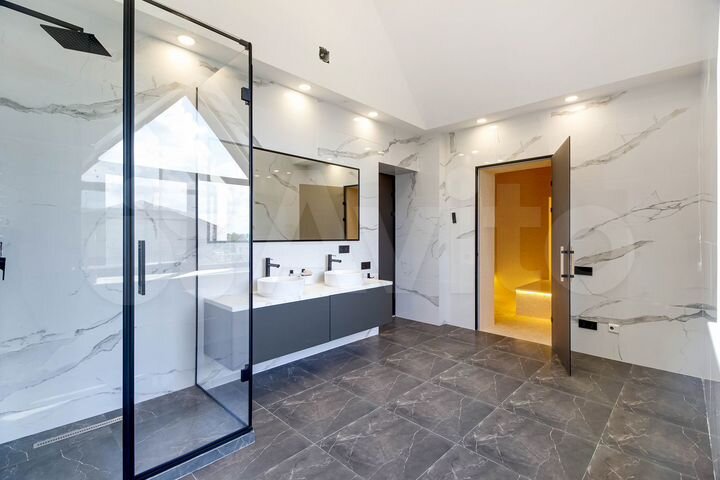 Коттедж 580 м² на участке 18 сот.