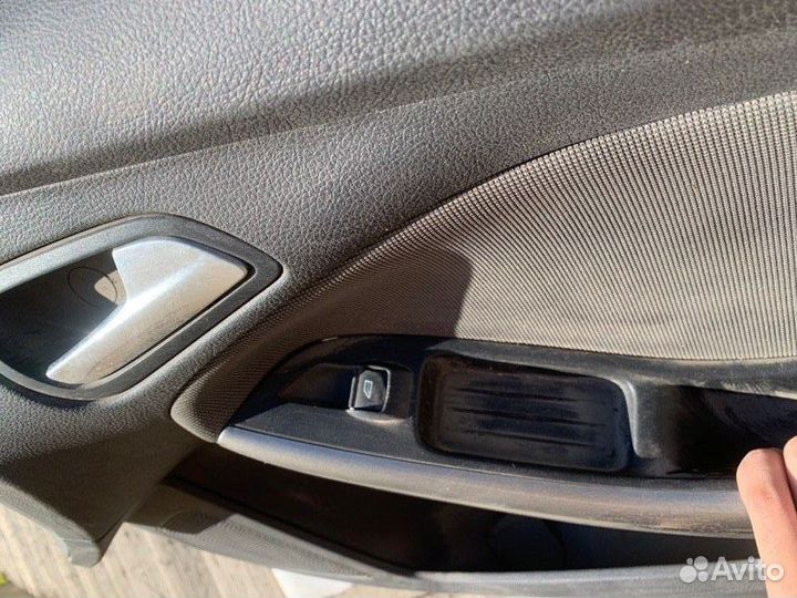 Обшивка двери передняя правая Ford Focus 3