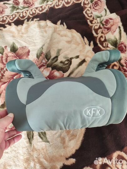 Детский бустер в машину