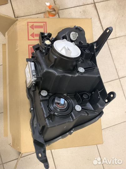 Фара передняя левая ксенон Mitsubishi Pajero IV