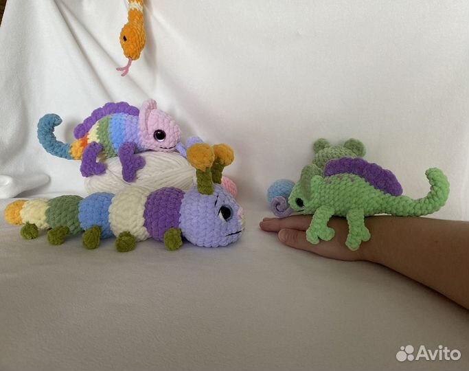 Вязаные игрушки хамелеон гусеница амигуруми