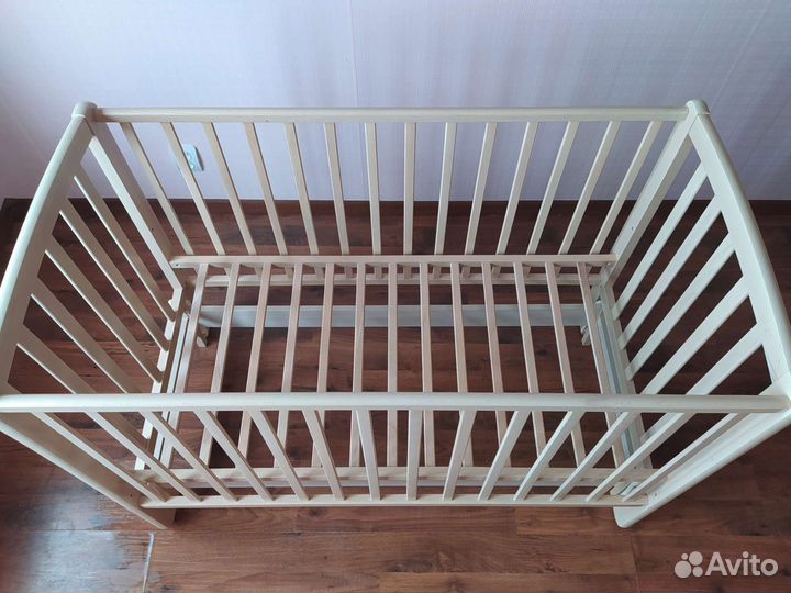 Кроватка детская с маятником