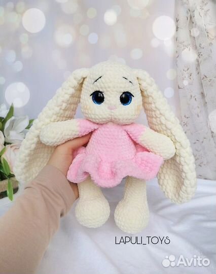 Вязаная игрушка зайка. Игрушка зайчик. Зайка в пла