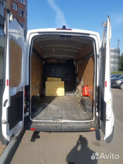 Водитель экспедитор со своим грузовым авто