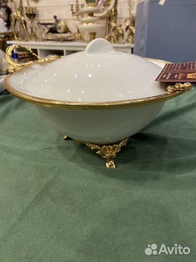 Фарфоровая супница на ножках