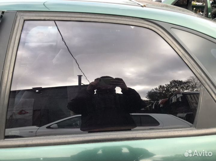 Стекло задние левое Renault Laguna