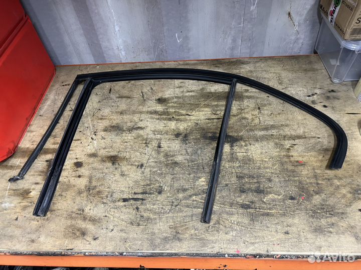 Уплотнитель стекла задний левый BMW F30