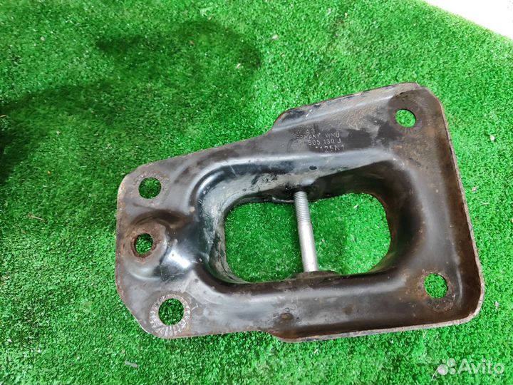 Кронштейн заднего рычага Volkswagen Passat B6