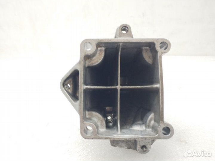 Кронштейн двигателя левый Mercedes-Benz C-Class