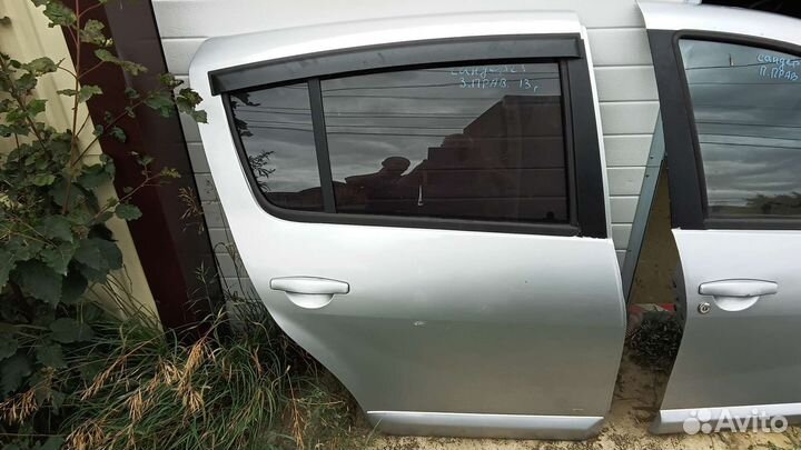 Продам правые двери Рено Сандеро 2013года