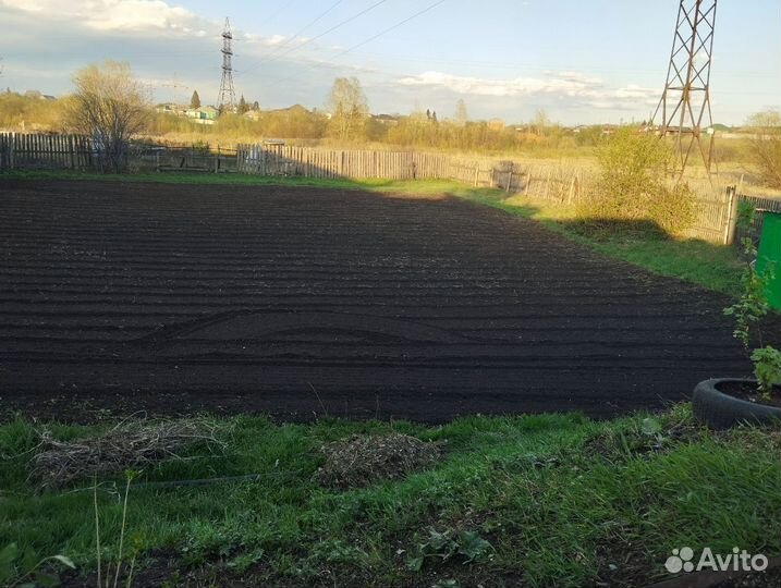 Вспашка земли трактором